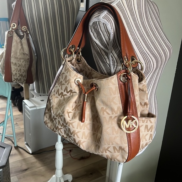 🎁🔥Michael Kors, brown cream gold purse with MK all over